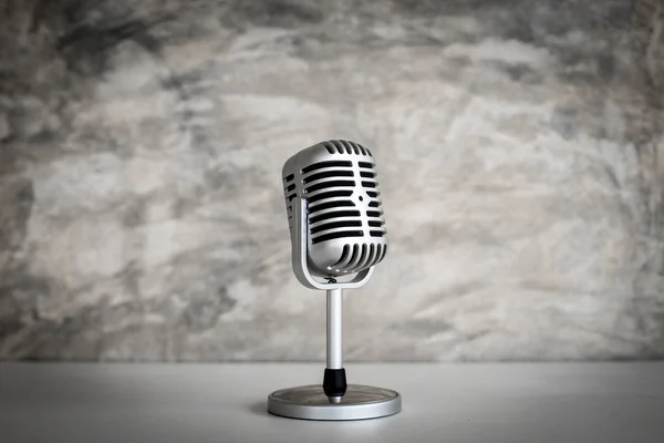 Retro microphone on Grunge old background — Stock Photo, Image