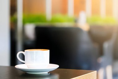 Latte Kahve ahşap masa ve Kahve dükkanı bulanıklık backg bir fincan