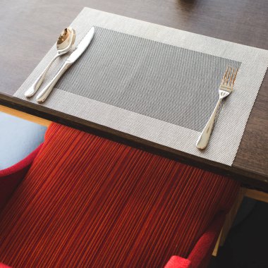 bir restoran masa ayarı, bıçak, çatal masada çatal,