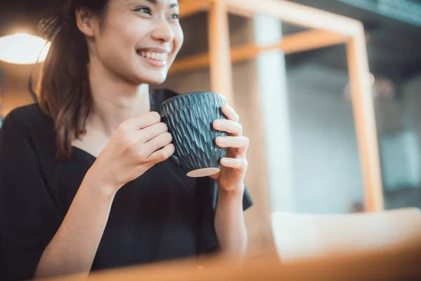 Portret van Happy brunette met koffiemok in handen — Stockfoto