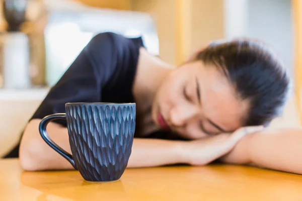 Mulher tentou dormir na mesa do escritório e xícara de café, excesso de trabalho — Fotografia de Stock