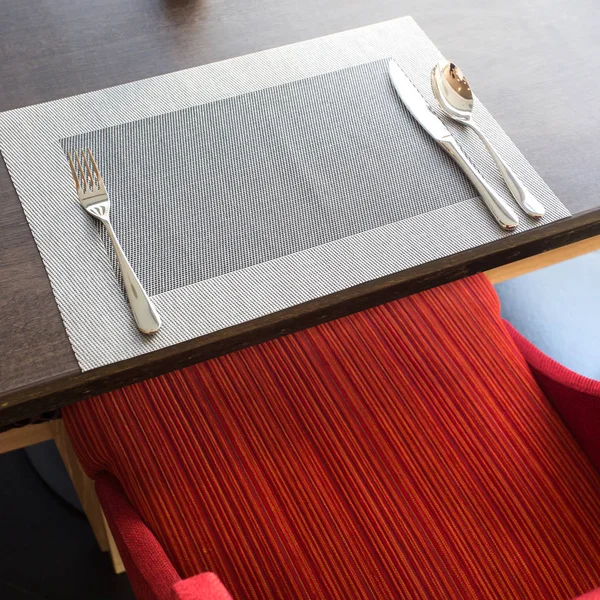 Cubiertos en la mesa en una mesa de restaurante, cuchillo, tenedor , —  Fotos de Stock