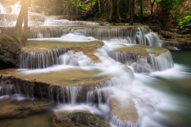 Huay Mae Kamin Şelalesi, K yağmur ormanlarında güzel şelale