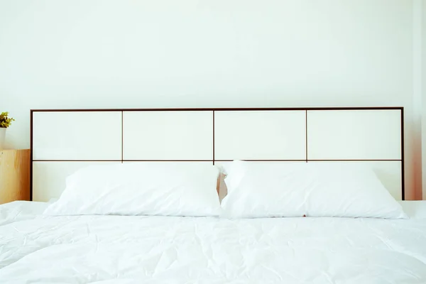 Weiße Kissen und Bettwäsche im Schönheitsraum. Nahaufnahme — Stockfoto
