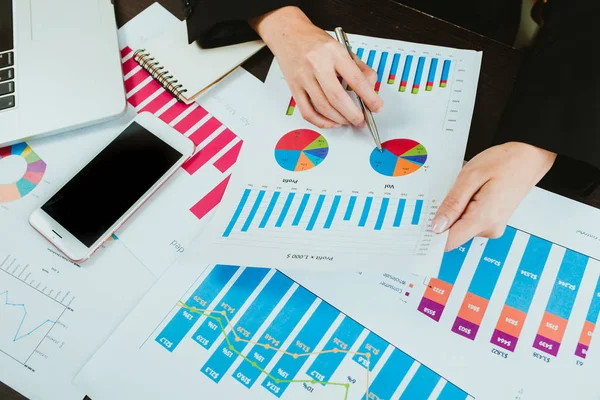 iş adamı Mali Müfettiş ve sekreter yapım rapor, ca