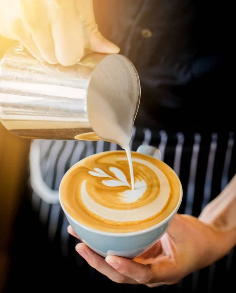 kahve kafede barista tarafından yapılan kahve latte sanat