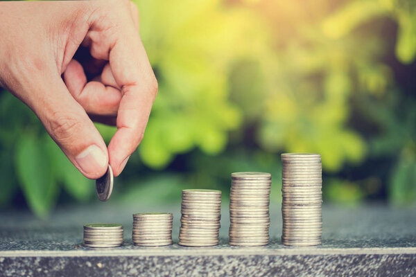 Деньги, финансы, бизнес-рост концепции, рука человека положить деньги
 