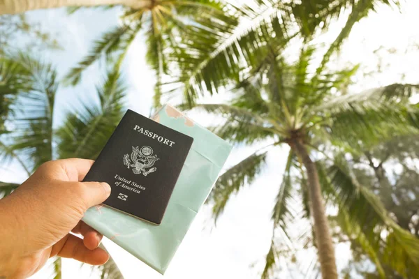 Mão Segurando Passaporte Dos Eua Mapa Céu Palmeiras Fundo — Fotografia de Stock