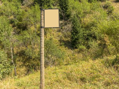 Ahşap bir tabela dağlarda yolun yönünü gösterir. Campaig