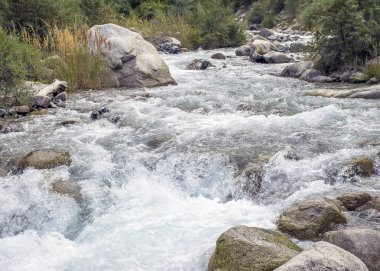 Dağlarda berrak şeffaf su ile akarsu. Su kaynağı. Maden suyu