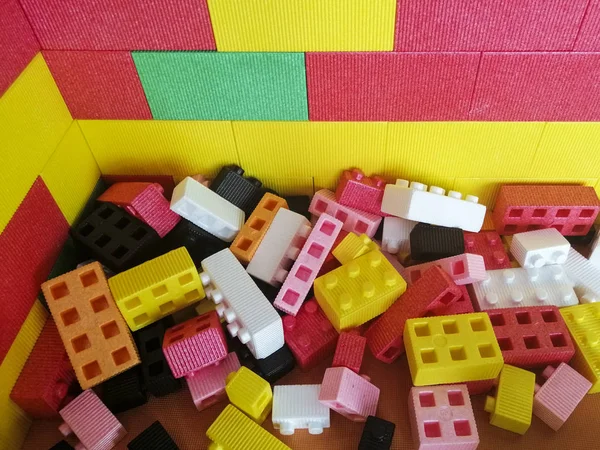 Grandes bloques de construcción de espuma para la sala de juegos de un niño. Juguetes brillantes multicolores. Sala de juegos Destky. Entretenimiento para niños — Foto de Stock