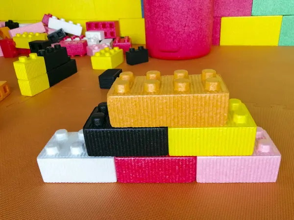 Grandes bloques de construcción de espuma para la sala de juegos de un niño. Juguetes brillantes multicolores. Sala de juegos Destky. Entretenimiento para niños — Foto de Stock
