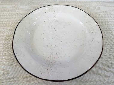 Kahverengi jant ve kahverengi sprey ile beyaz bir seramik çanak. Güzel sofra