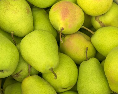 Olgun sulu armut. Sonbaharda hasat. Vitamin Li meyveler. Vejetaryenler için yemek. Diyet ürünü