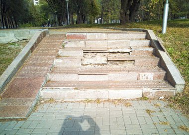 Parkta kötü adımlar attı. Merdivenler mahvolmuş ve kırılmış. Rüşvet ve yolsuzluk