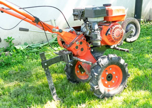 男の農夫は耕運機で土地を耕す 農業機械 庭の耕作用耕運機 モーター栽培機 — ストック写真