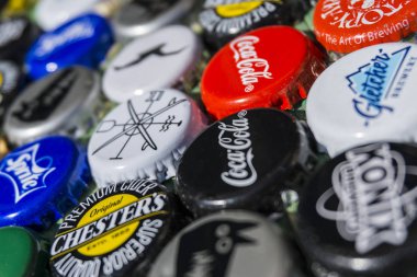 Krasnodar, Rusya - 29 Nisan 2018: Bira Şişe kapakları, küresel markaların bir karışım: Chesters, Gletcher, Coca-Cola gibi.
