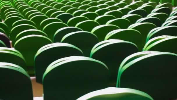 Righe di sedili in uno stadio di calcio . — Video Stock