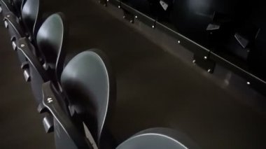 Bir futbol stadyumu oturma sıraları.