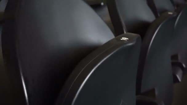 Filas de asientos en un estadio de fútbol . — Vídeos de Stock
