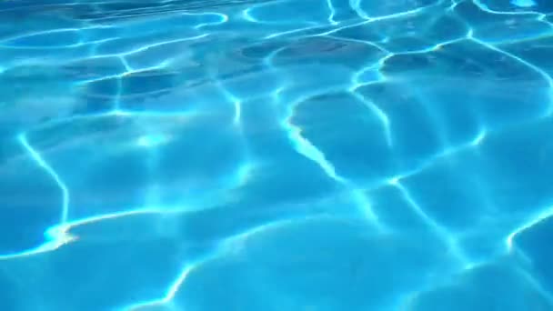 Água de superfície azul na piscina — Vídeo de Stock