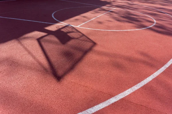Σκιά στο γήπεδο του μπάσκετ καλάθι με αλυσίδες streetball δικαστήριο Royalty Free Φωτογραφίες Αρχείου