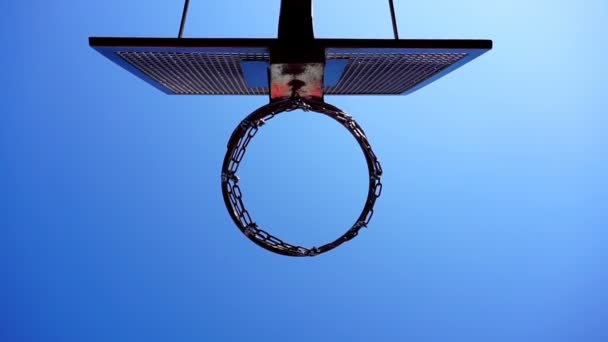 Баскетбольная корзина с цепями на площадке — стоковое видео