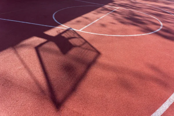 Ombra sul campo di basket con catene sul campo da streetball — Foto Stock