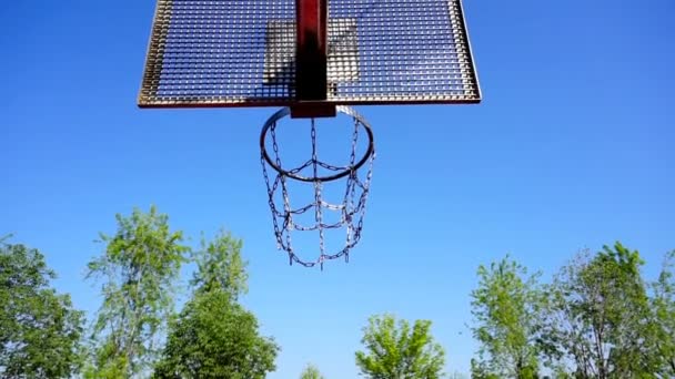 Баскетбольная корзина с цепями на площадке — стоковое видео