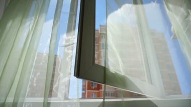 Pencere perdeleri ve gökyüzü ve şehir manzaralı. Oda ve açık pencereleri kavramsal hikayesi.