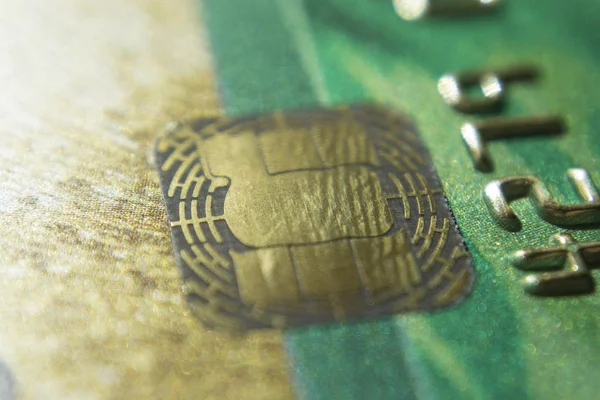 Carte di credito oro da vicino. Macro shot smart card, chip della carta di credito — Foto Stock