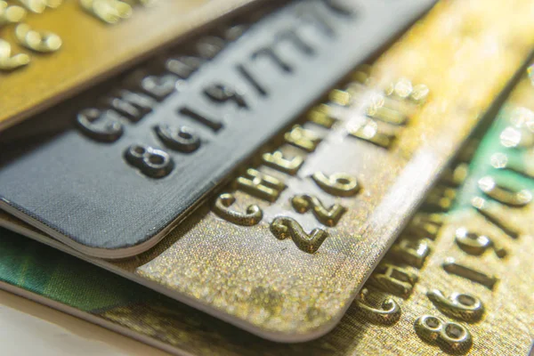 Arany és platina hitelkártyák közelről — Stock Fotó