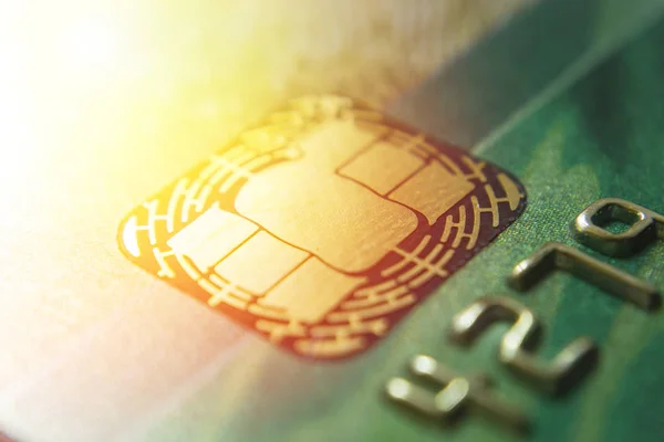 Carte di credito oro da vicino. Macro shot smart card, chip della carta di credito — Foto Stock