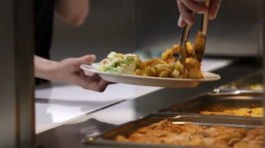 İnsanlar et renkli meyve ve sebzeler ile lüks restoranda açık büfe yemek kapalı catering