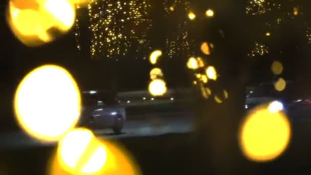 Éjszakai forgalom autók fények teszi alakját Bokeh karácsonyi háttér — Stock videók