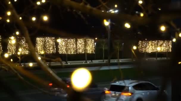 Gece trafik arabalar ışıklar yapar şekil Bokeh Noel arka plan — Stok video
