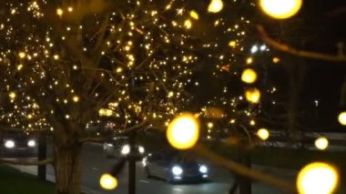 Gece trafik arabalar ışıklar yapar şekil Bokeh Noel arka plan. Yeni yıl.