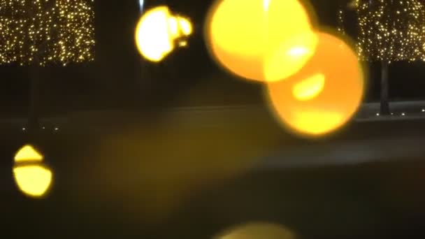 Lumières de voitures de circulation nocturne fait forme Bokeh fond de Noël. Nouvel An . — Video