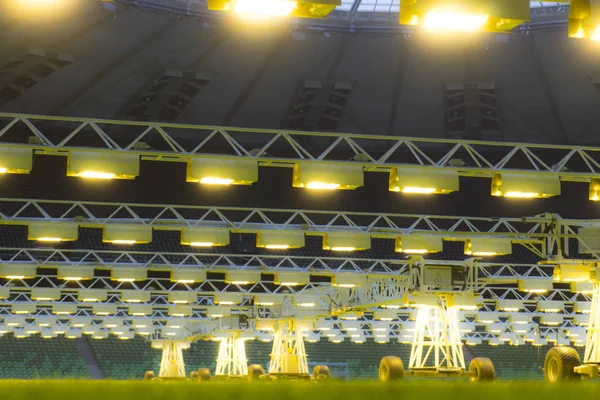 Móvel crescer sistema de iluminação no estádio de esportes à noite . — Fotografia de Stock