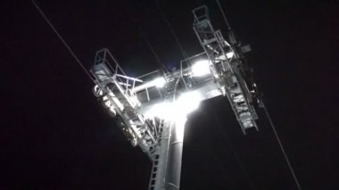 Kayak teleferiğine kaldırma. Dağlardan Kayak gece.