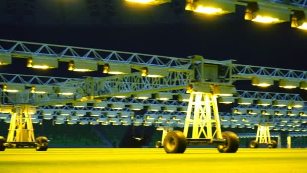 Мобільна система освітлення на спортивному стадіоні вночі . — стокове відео