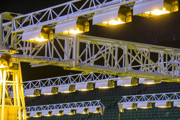 Sistema de iluminación móvil de crecimiento en el estadio deportivo por la noche . — Foto de Stock