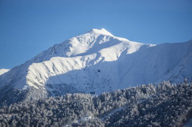 Güzel dağ manzaralı. Kış sabahı. Sunrise.