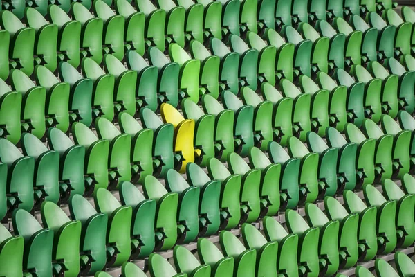 Fileiras de assentos em um estádio com cadeiras desgastadas — Fotografia de Stock