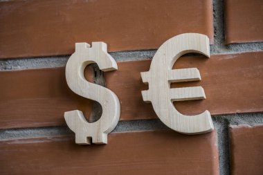 Döviz kuru. Tuğla duvar arka plan ahşap dolar ve euro sembolü