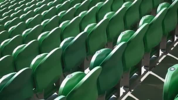 Rijen zitplaatsen in een voetbalstadion. — Stockvideo