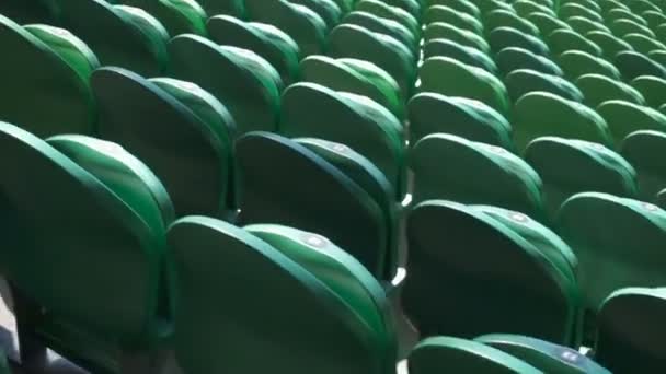 Sitzreihen in einem Fußballstadion. — Stockvideo