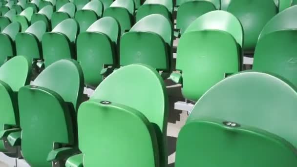 Řady sedadel v fotbalový stadion. — Stock video