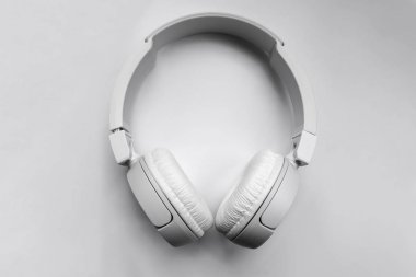 Beyaz arka planda kablosuz kulaklık. Bluetooth aygıtı