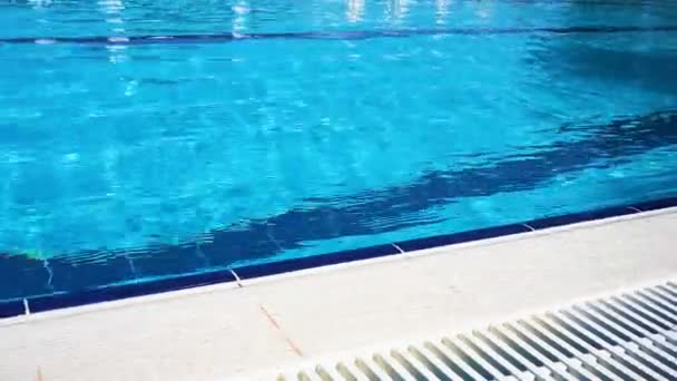 Agua superficial azul en la piscina. Borde la piscina . — Vídeos de Stock